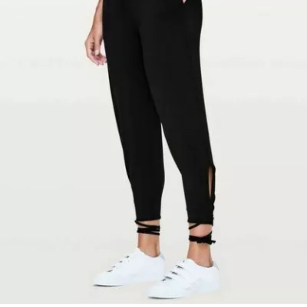 Lululemon Spirited SissoneCMGR Keyhole W/Tie@Ankle